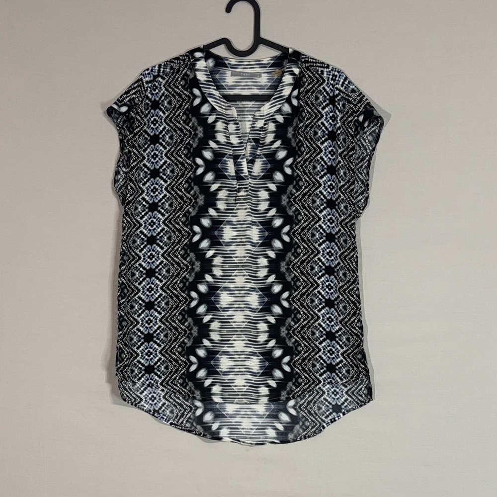 Tart XS Black White Geometric Print Split Neck Blouse Top